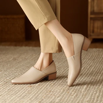 Бежевые легкие простые женские туфли из овчины с острым носком на среднем каблуке с толстой кожаной стелькой, женская обувь